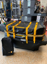 Cargar imagen en el visor de la galería, Maletín Portaequipaje Premium Easy Hitch + Hatman para Canasta
